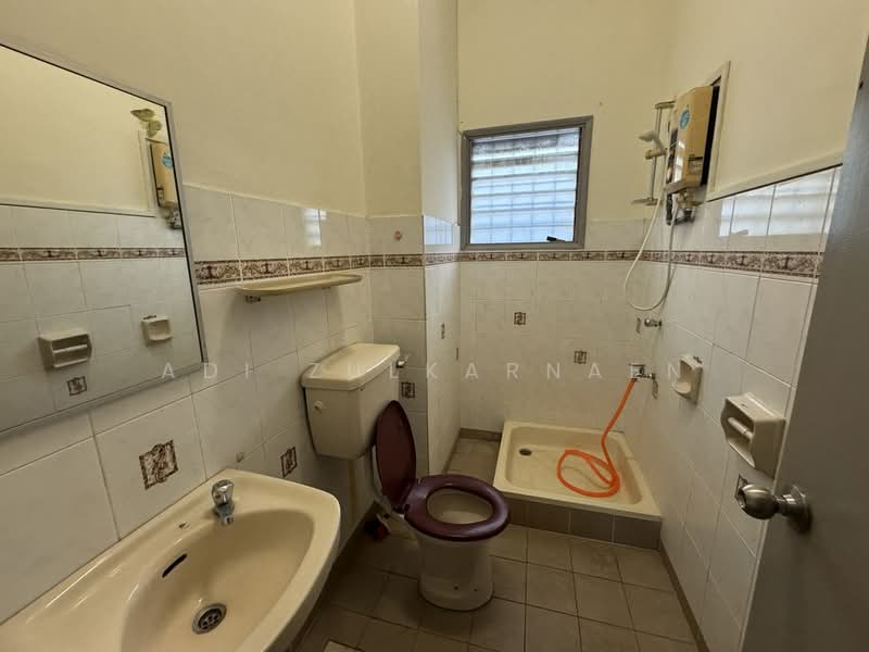 2-storey Terraced House for Rent in Usj 20 (Subang Jaya) - Adi Zulkarnaen - Bathroom - PropertyGuru.com.my