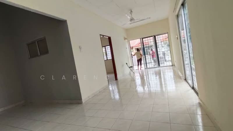 1-storey Terraced House for Rent in Bandar Putra Permai (Seri Kembangan) - Clarence Chong - Living Room - PropertyGuru.com.my