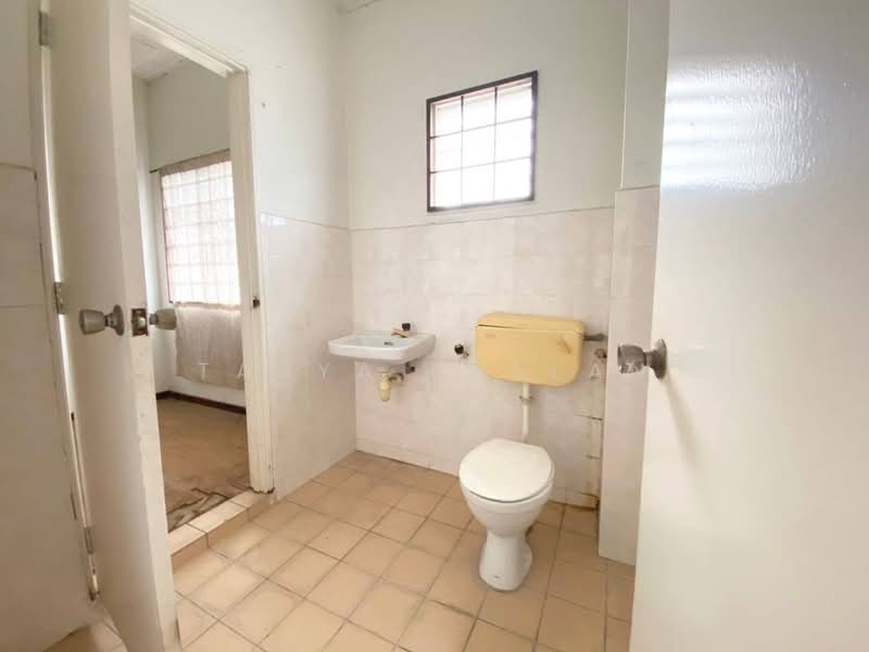 Taman Pinggiran Senawang untuk Untuk Dijual - RM 330,000, Mac 2026 - Bathroom - PropertyGuru.com.my