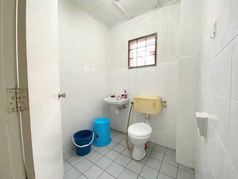 Taman Pinggiran Senawang untuk Untuk Dijual - RM 330,000, Mac 2026 - Bathroom - PropertyGuru.com.my