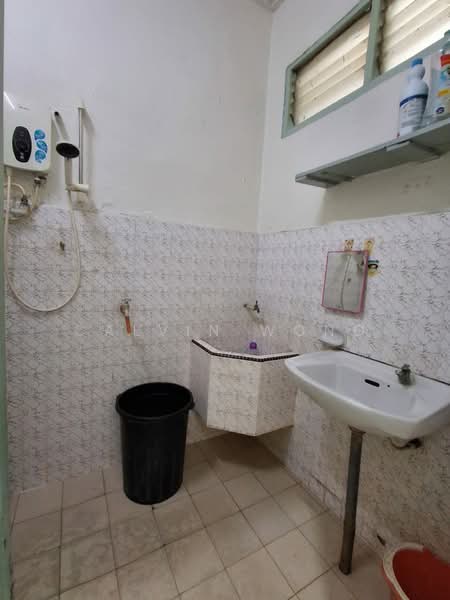 1-storey Terraced House for Sale in Taman Ungku Tun Aminah (Skudai) - Calvin Wong - Bathroom - PropertyGuru.com.my