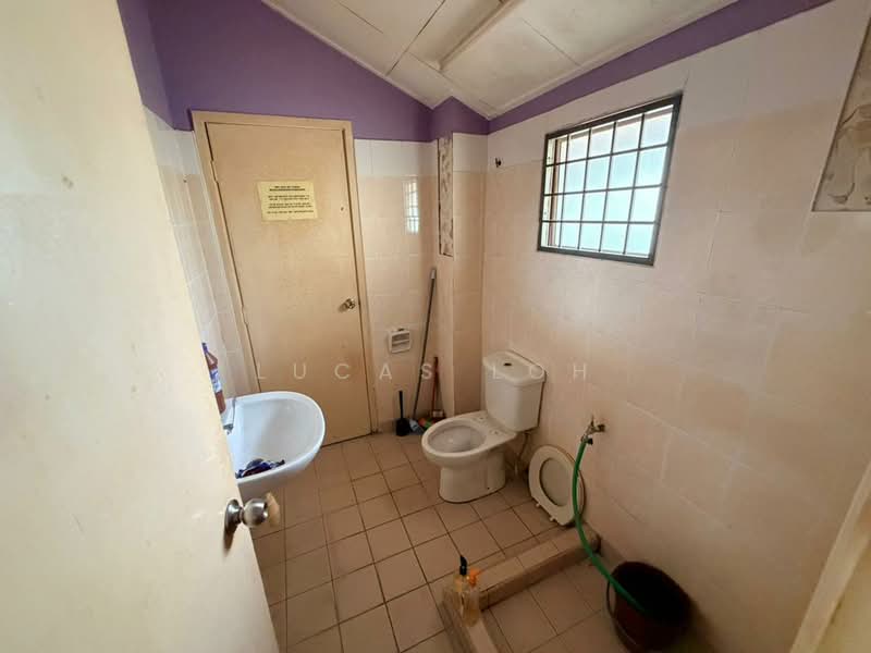Terraced House for Sale in Bandar Putra Permai (Seri Kembangan) - Lucas Loh - Bathroom - PropertyGuru.com.my