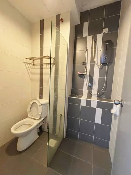 Service Residence for Sale at D'Ambience Residences (Pangsapuri Ikatan Flora) - Daniel Yong - Bathroom - PropertyGuru.com.my