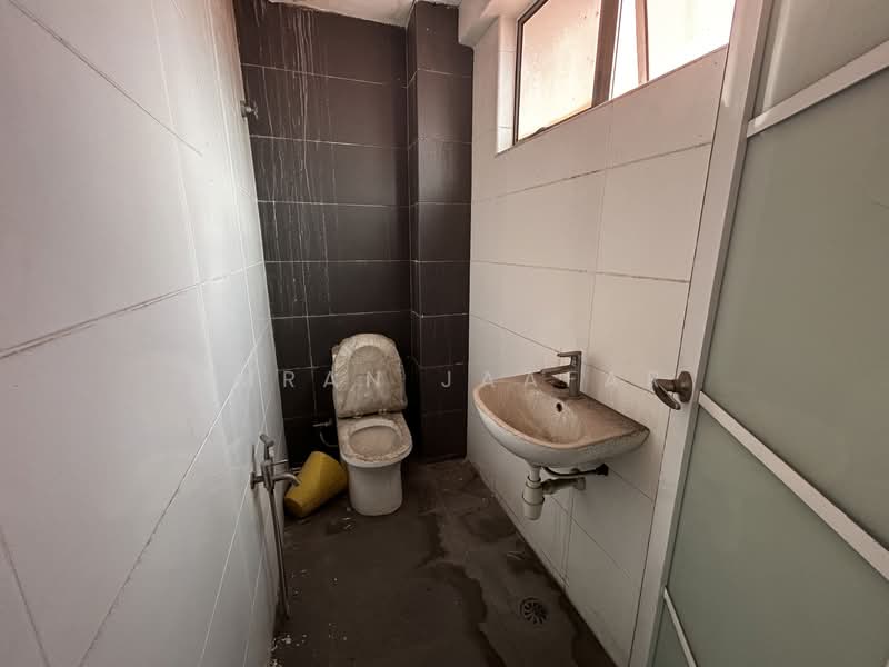 Warehouse for Sale in Sek 34,Taman Industri Desa Kemuning (Shah Alam) - Imran Jaafar - Bathroom - PropertyGuru.com.my