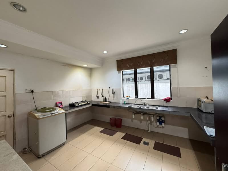 Bandar Country Homes untuk Untuk Disewa - RM 4,000 /bulan, Feb 2026 - Kitchen - PropertyGuru.com.my