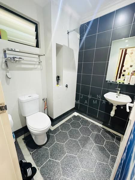 Semi-Detached House for Sale in Puncak Alam (Selangor) - Tengku June Tengku Mamat - Bathroom - PropertyGuru.com.my