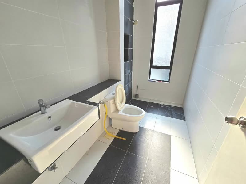 Semi-Detached House for Sale in Eco Majestic (Semenyih) - Jesslyn Lee - Master Bathroom - PropertyGuru.com.my
