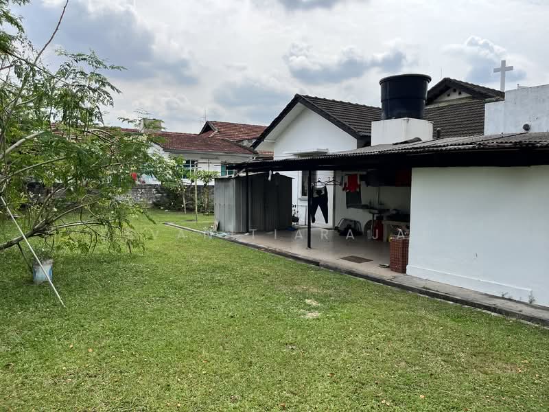 Bungalow for Sale in Seksyen 5 (Petaling Jaya) - Devan Tiarajah - Back Exterior view - PropertyGuru.com.my