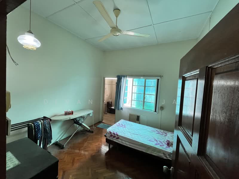 Bungalow for Sale in Seksyen 5 (Petaling Jaya) - Devan Tiarajah - Bedroom en-suite bathroom - PropertyGuru.com.my