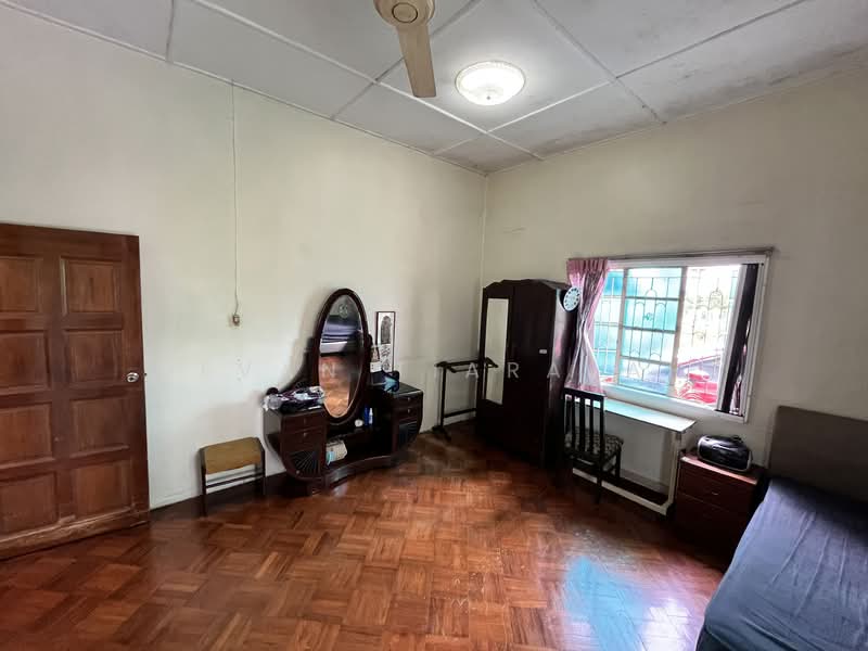 Bungalow for Sale in Seksyen 5 (Petaling Jaya) - Devan Tiarajah - Bedroom - PropertyGuru.com.my