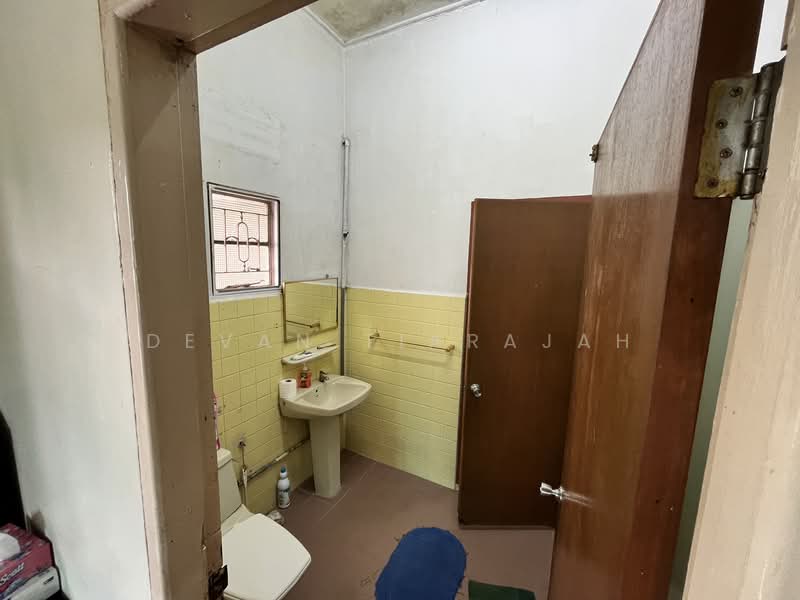Bungalow for Sale in Seksyen 5 (Petaling Jaya) - Devan Tiarajah - Shared Bathroom - PropertyGuru.com.my