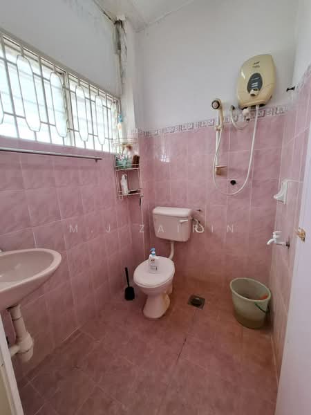 3-storey Terraced House for Sale in Taman Bukit Teratai (Ampang) - M.J Zairin - Bathroom - PropertyGuru.com.my