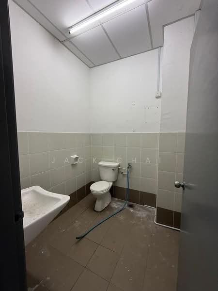 Factory for Rent in Taman Impian Emas (Skudai) - Jack Chai - Bathroom - PropertyGuru.com.my