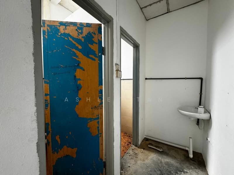 Shop for Sale in Taman Perwira Indah (Simpang Ampat) - Ashley Tan - Bathroom - PropertyGuru.com.my