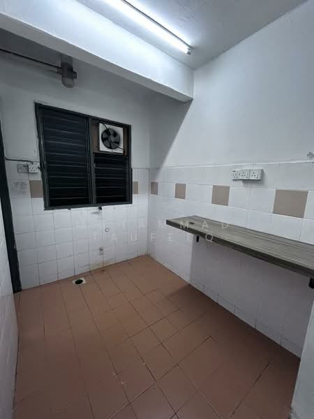Flat for Rent at Flat PKNS Section 7 - Muhammad Taufeeq - Kitchen - PropertyGuru.com.my