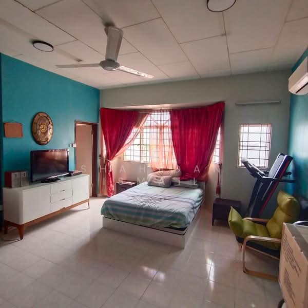 Seksyen 23 untuk Untuk Dijual - RM 650,000, Mac 2026 - Bedroom - PropertyGuru.com.my