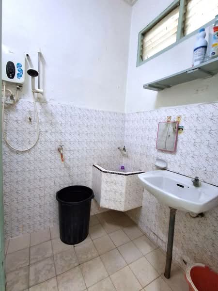 1-storey Terraced House for Sale in Taman Ungku Tun Aminah (Skudai) - Karl Lim - Bathroom - PropertyGuru.com.my