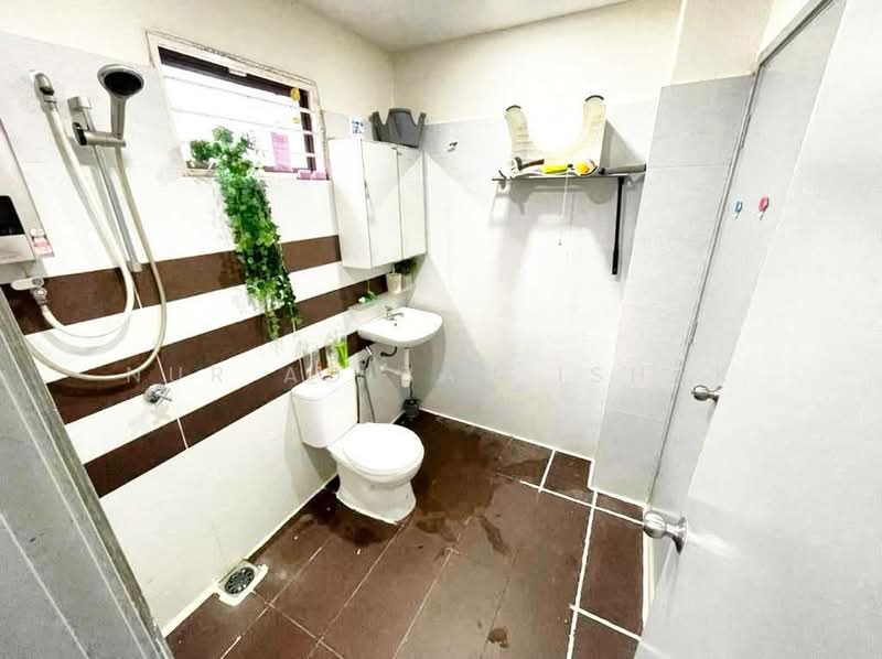 2-storey Terraced House for Sale in Taman Garing (Rawang) - Nur Adibah Ishak - Bathroom - PropertyGuru.com.my