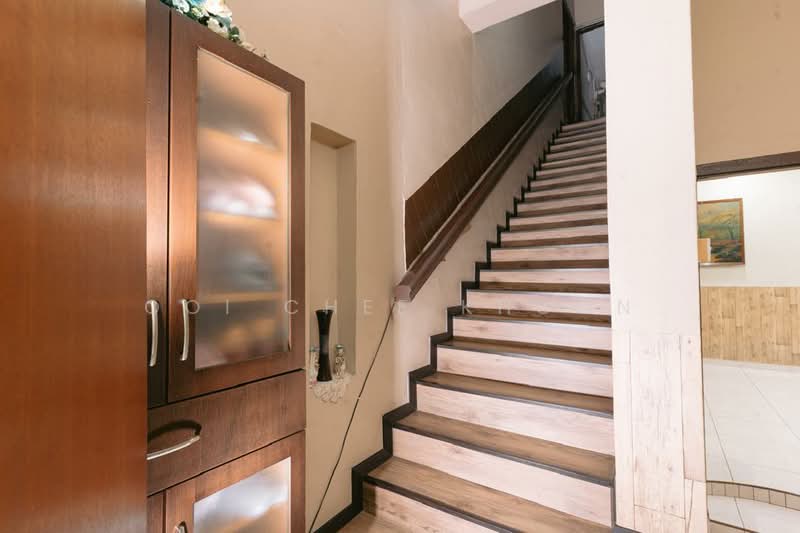 Stairs-up from Dry Kitchen