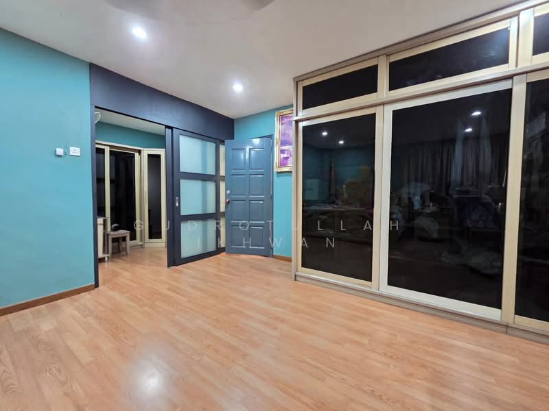 Semi-Detached House for Sale in Taman Lestari Perdana (Seri Kembangan) - Gudrotullah Ikhwan - Bedroom - PropertyGuru.com.my