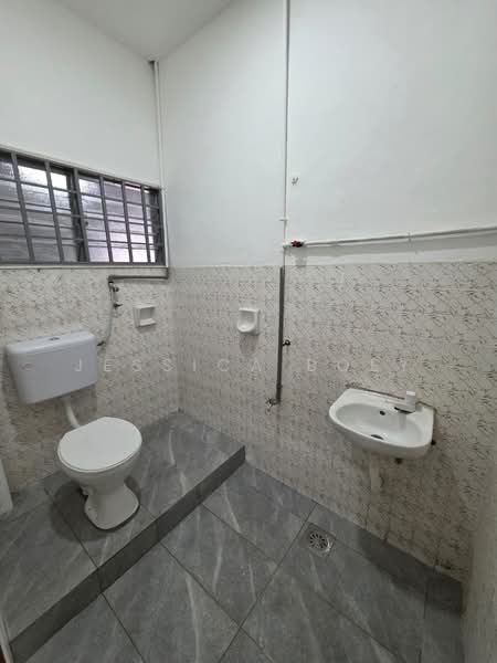 1-storey Terraced House for Sale in Taman Puteri Wangsa (Ulu Tiram) - Jessica Boey - Bathroom - PropertyGuru.com.my