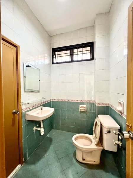 2-storey Terraced House for Sale in Taman Tampoi Indah (Tampoi) - Jessica Boey - Bathroom - PropertyGuru.com.my