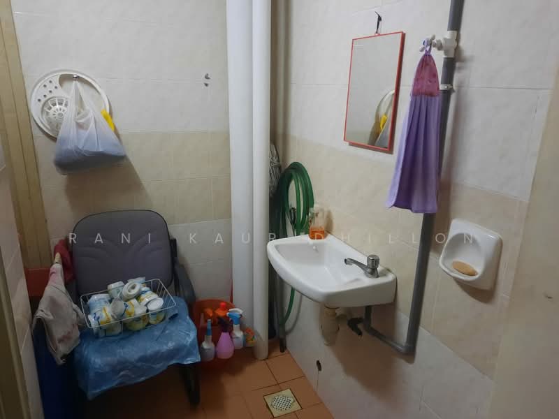 Office for Sale in Puchong (Selangor) - Rani Kaur Dhillon - Bathroom - PropertyGuru.com.my