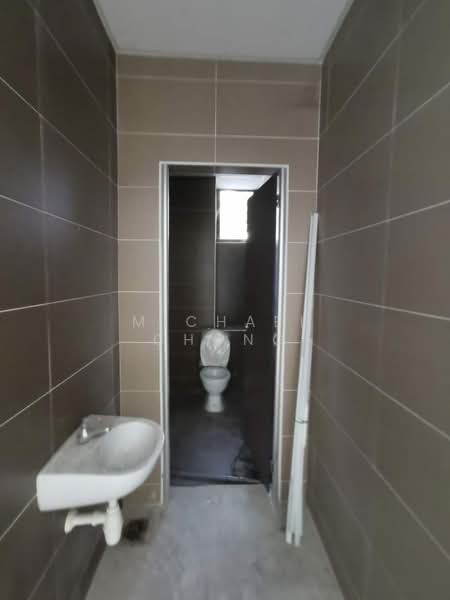 Semi-D Factory for Rent in Gelang Patah (Johor) - Michael Chong - Bathroom - PropertyGuru.com.my