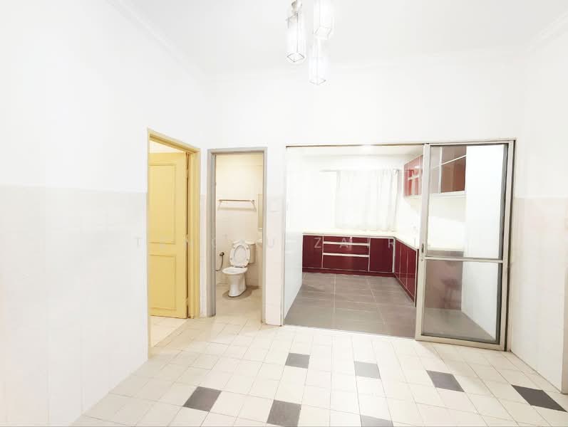 2-storey Terraced House for Sale in Taman Pinggiran Usj (Subang Jaya) - Tengku Zairi - Kitchen - PropertyGuru.com.my