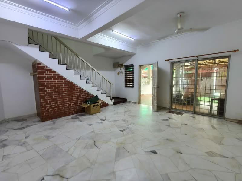 2-storey Terraced House for Rent in Taman TTDI Jaya (Shah Alam) - Ivan Kok - Living Room - PropertyGuru.com.my