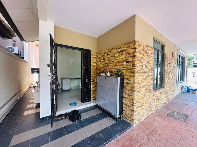 SemiD 2.5 Storey Puncak Bangi Seksyen 6 Bandar Baru Bangi untuk Untuk Dijual - RM 1,650,000, Mac 2026 - Entrance - PropertyGuru.com.my