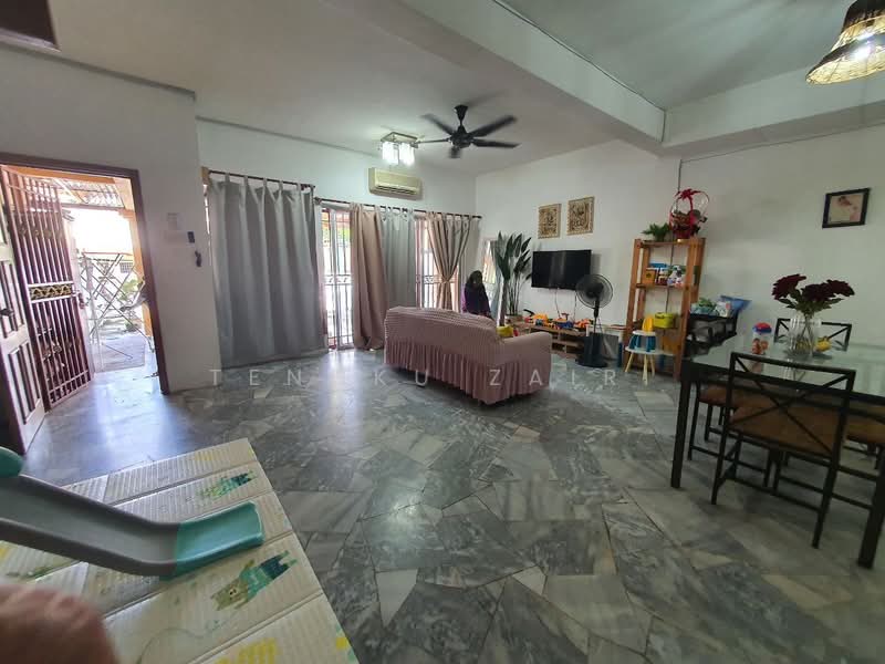 Terraced House for Sale in Seri Kembangan (Selangor) - Tengku Zairi - Living Room - PropertyGuru.com.my