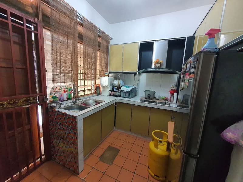 Terraced House for Sale in Seri Kembangan (Selangor) - Tengku Zairi - Kitchen - PropertyGuru.com.my
