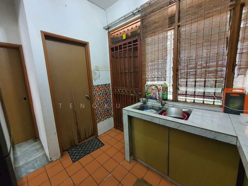Terraced House for Sale in Seri Kembangan (Selangor) - Tengku Zairi - Kitchen - PropertyGuru.com.my