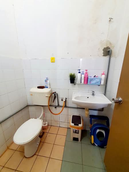 Terraced House for Sale in Seri Kembangan (Selangor) - Tengku Zairi - Bathroom - PropertyGuru.com.my