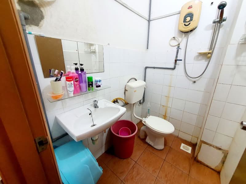 Terraced House for Sale in Seri Kembangan (Selangor) - Tengku Zairi - Bathroom - PropertyGuru.com.my