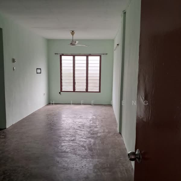 Rumah Pangsa Permas Jaya untuk Untuk Disewa - RM 1,100 /bulan, Feb 2026 - Living Room - PropertyGuru.com.my