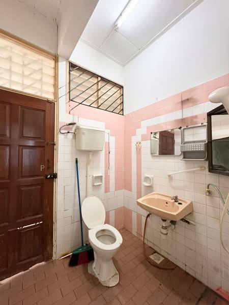 1-storey Terraced House for Sale in Taman Daya (Johor Bahru) - Pauline Goh - Bathroom - PropertyGuru.com.my