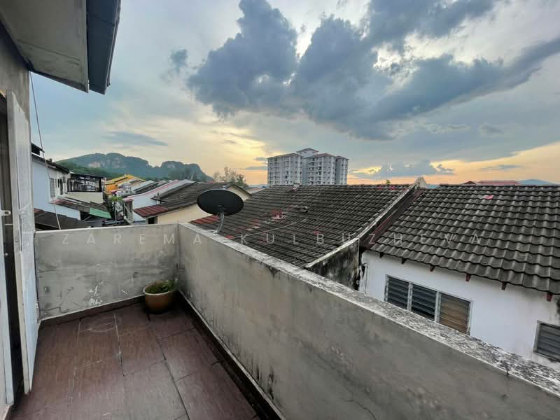 2-storey Terraced House for Sale in Kampung Gombak Indah (Batu Caves) - Zarema Kulbuzheva - Balcony - PropertyGuru.com.my