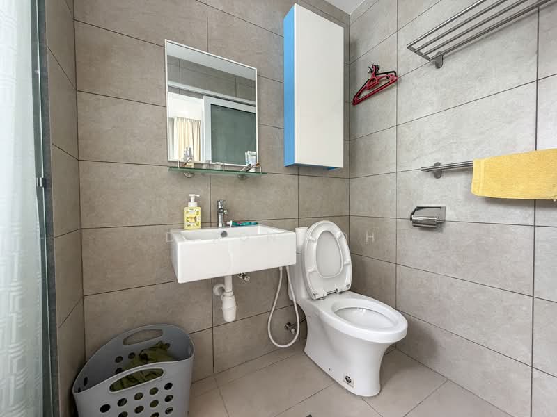 Service Residence for Sale at Plaza @ Kelana Jaya - Dixon Loh - Ensuite Bathroom - PropertyGuru.com.my