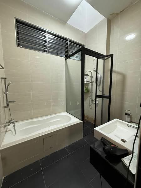 Cluster House for Sale in Taman Tropika (Kulai) - Jemie . - Bathroom - PropertyGuru.com.my