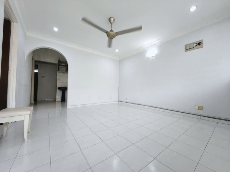 Taman Lip Sin Block 1, 3 & 5 untuk Untuk Dijual - RM 310,000, Feb 2026 - Living Room - PropertyGuru.com.my