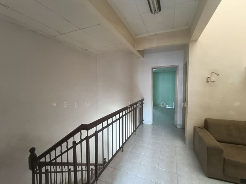 2-storey Terraced House for Sale in U16, Taman Bukit Subang (Shah Alam) - HELMY IZZUDIN - Corridor - PropertyGuru.com.my