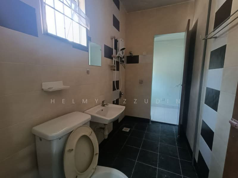 2-storey Terraced House for Sale in U16, Taman Bukit Subang (Shah Alam) - HELMY IZZUDIN - Bathroom - PropertyGuru.com.my