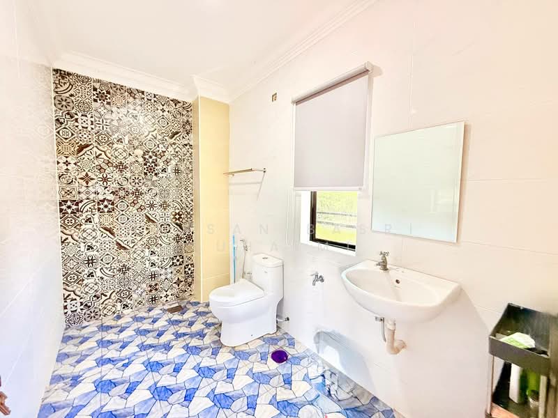 Bungalow for Sale in Nilai (Negeri Sembilan) - Hassan Basri Suhaimi - Bathroom - PropertyGuru.com.my