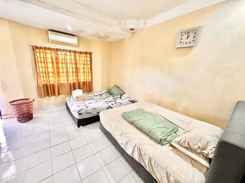 2-storey Terraced House for Sale in Bandar Putra Permai (Seri Kembangan) - Ahmad Khairi - Bedroom - PropertyGuru.com.my