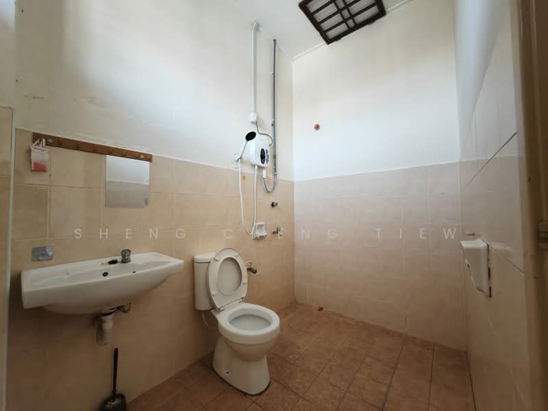 2-storey Terraced House for Sale in Setia Indah (Ulu Tiram) - Sheng Cheng Tiew - Bathroom - PropertyGuru.com.my