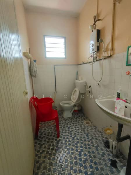 Gunung Rapat Double Storey Terrace House Fully Extended For Sale untuk Untuk Dijual - RM 220,000, Mac 2026 - Bathroom - PropertyGuru.com.my