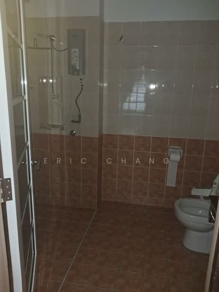 Semi-Detached House for Sale in Kapar (Selangor) - Eric Chang - Bathroom - PropertyGuru.com.my