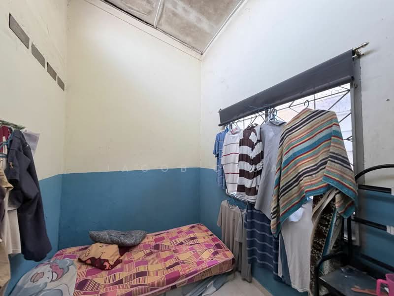 1-storey Terraced House for Sale in Taman Dahlia (Tampoi) - Jacob Chua - Bedroom - PropertyGuru.com.my